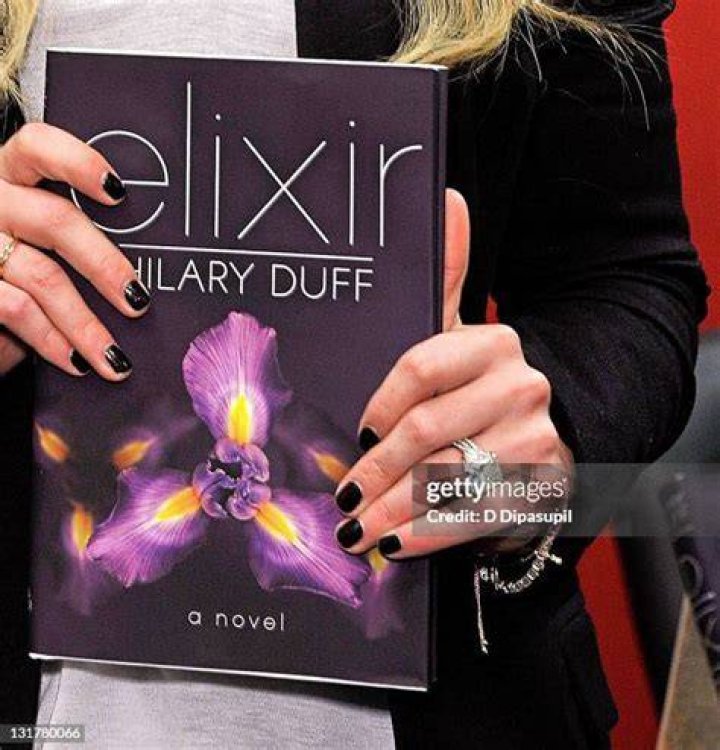 hilary duff signing elixir book at bookstore signing